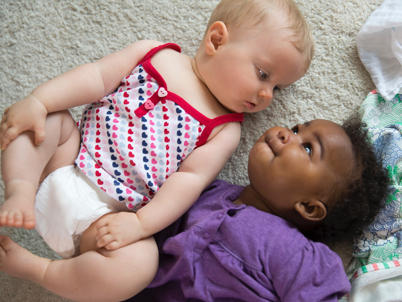 2 babys lying on carpet (photo)