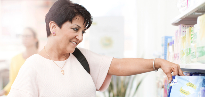 Woman at the supermarket (photo)