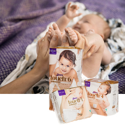 Libero Touch - man measuring a baby (photo)