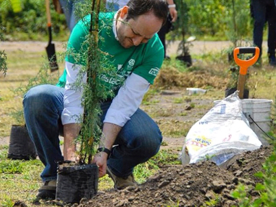 Volunteer planting a tree in the Guadalope Park near SCA&rsquo;s plant in Sahag&ugrave;n (photo)