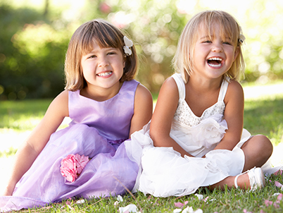 Two girls sitting in the grass (photo)