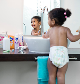 Infant at the washing basin (photo)