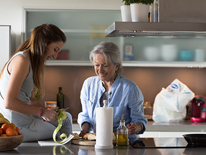 Two women working in the kitchen (photo)