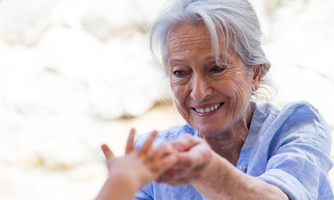 Woman smiling (photo)