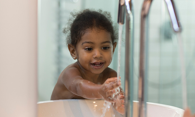 Child playing with water (photo)