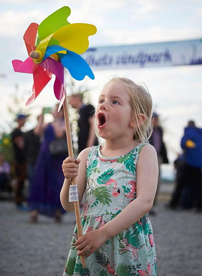 Girl with wind wheel (photo)